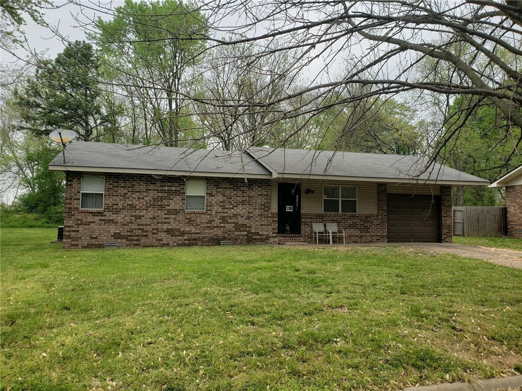 Property Photo:  2101 SE 9th Street  AR 72712 