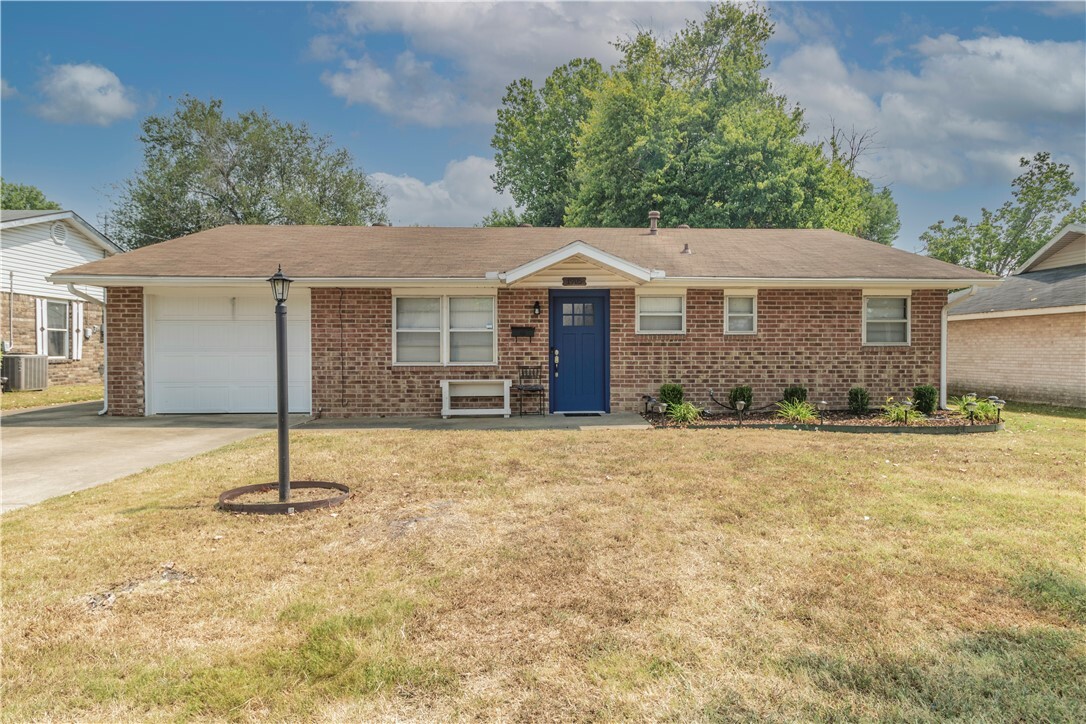 Property Photo:  1905 Cambridge Street  AR 72762 