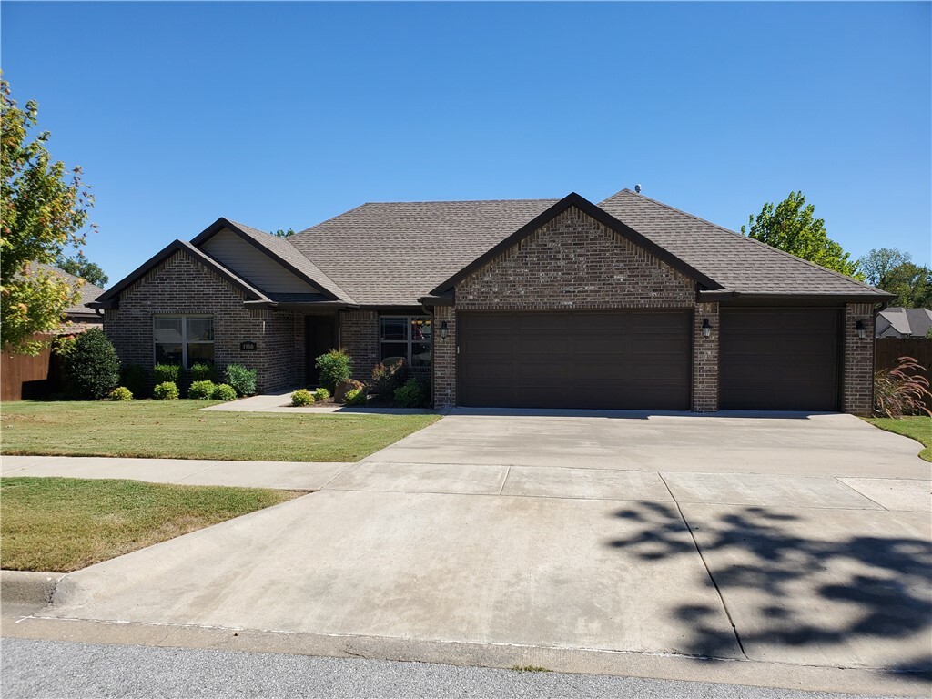 Property Photo:  1900 S Sinclair Avenue  AR 72701 