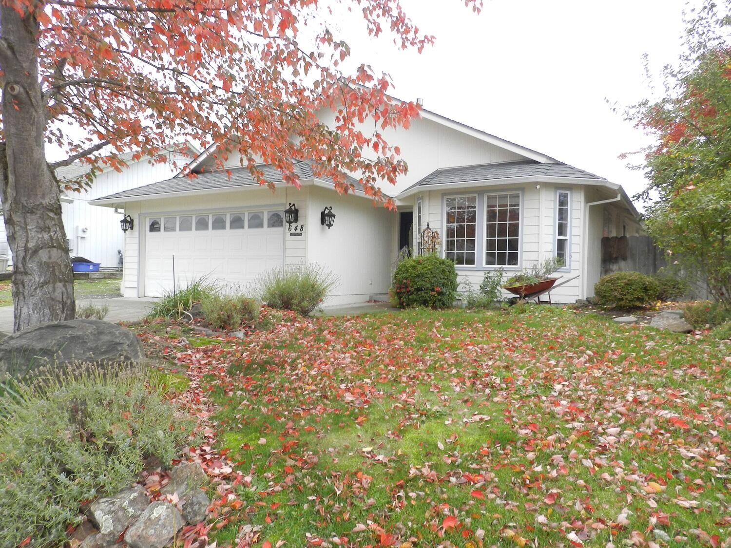 Property Photo: 648 Benjamin Way OR 97535