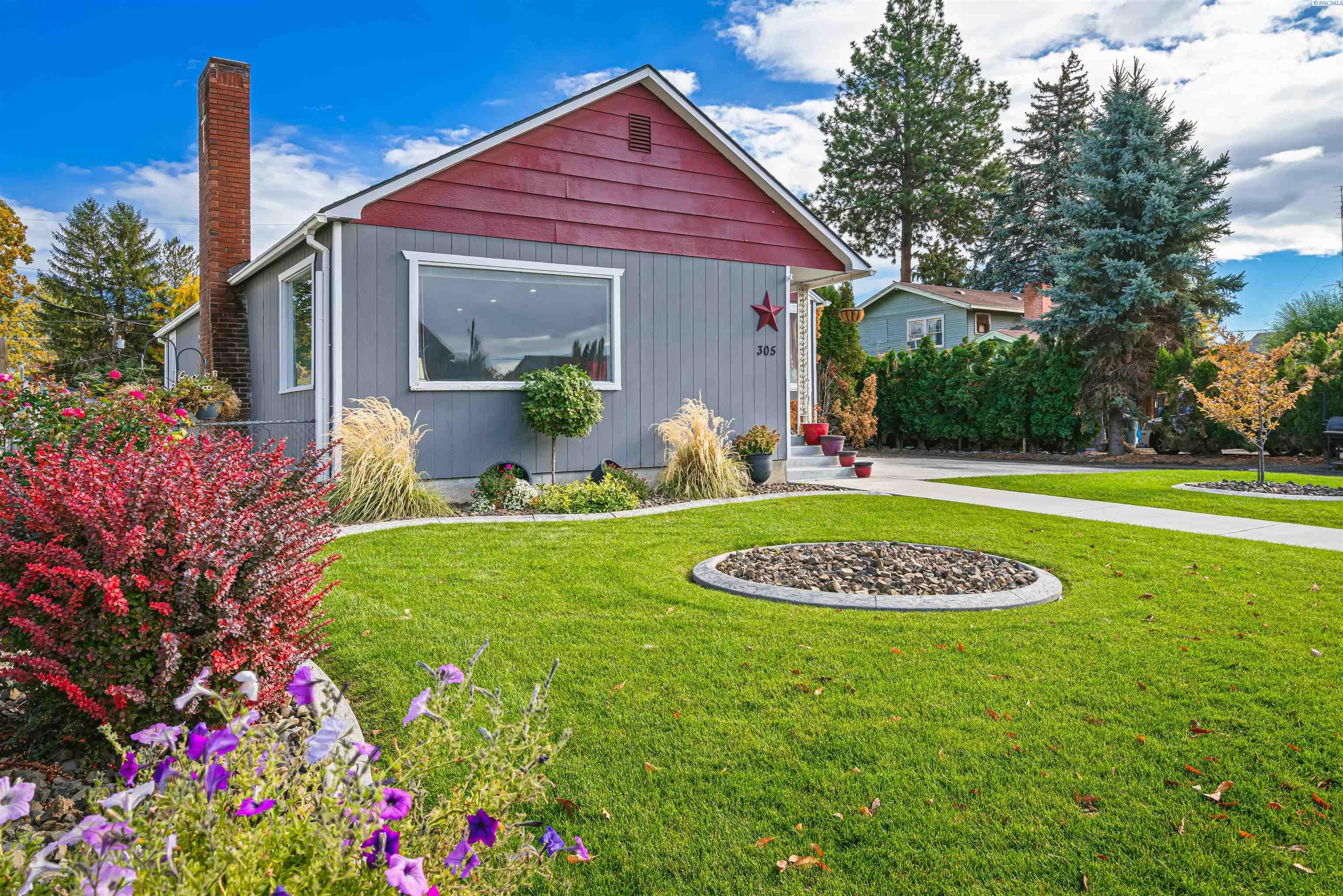 Property Photo:  305 Douglas Ave  WA 98930 