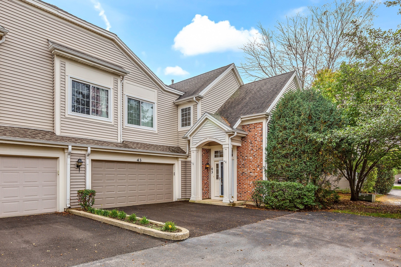 Property Photo: 43 W Briarwood Drive IL 60107