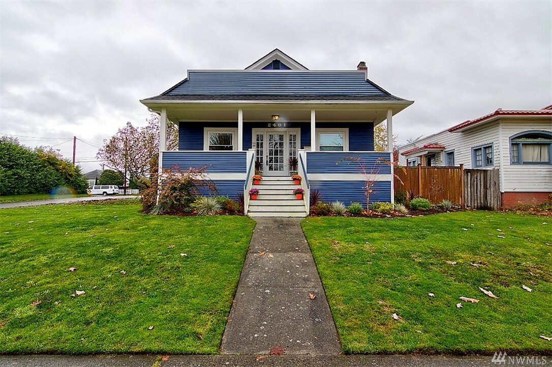 Property Photo:  2401 Baker Ave  WA 98201 