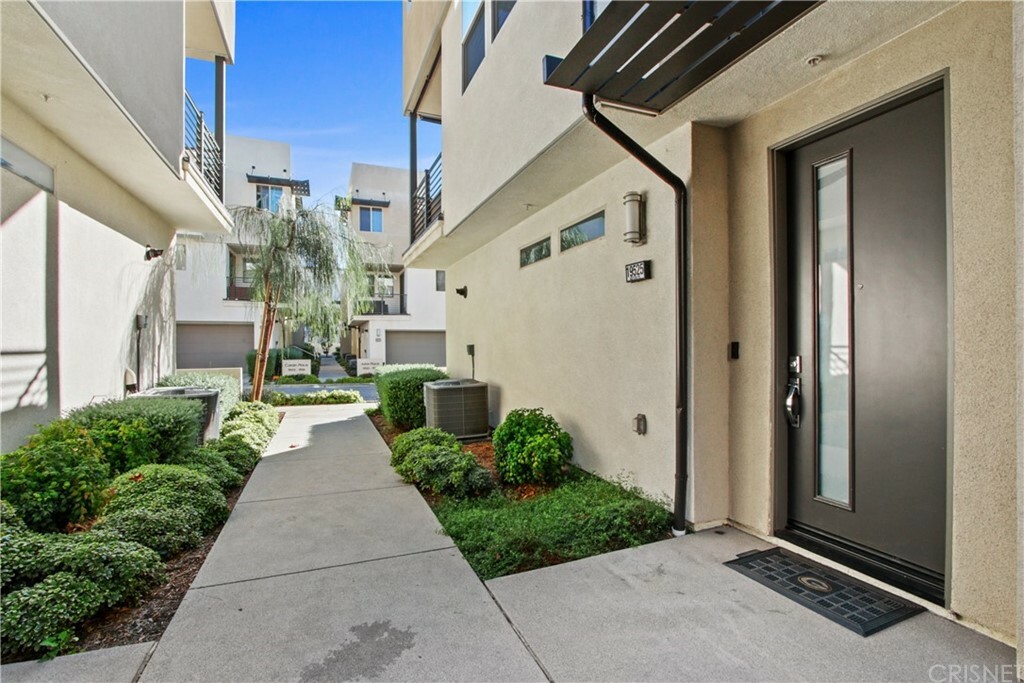 Property Photo:  19525 Astor Place  CA 91324 