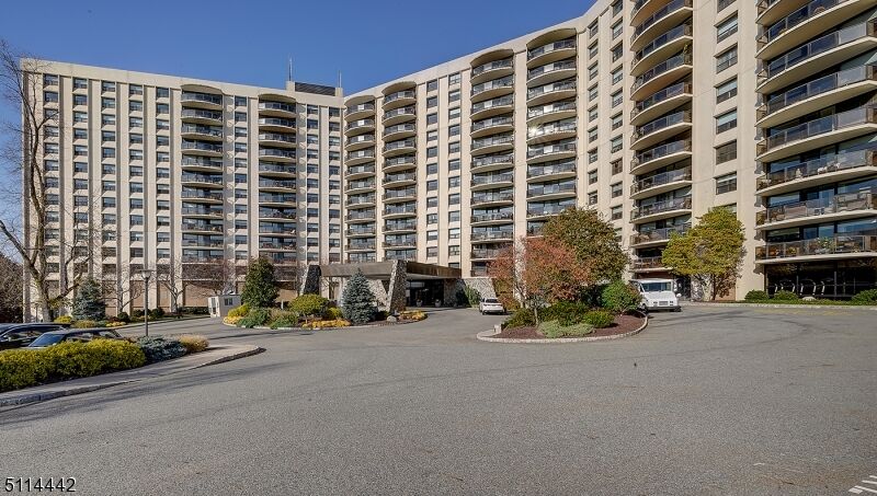 Property Photo:  2 Claridge Dr 1gw  NJ 07044 