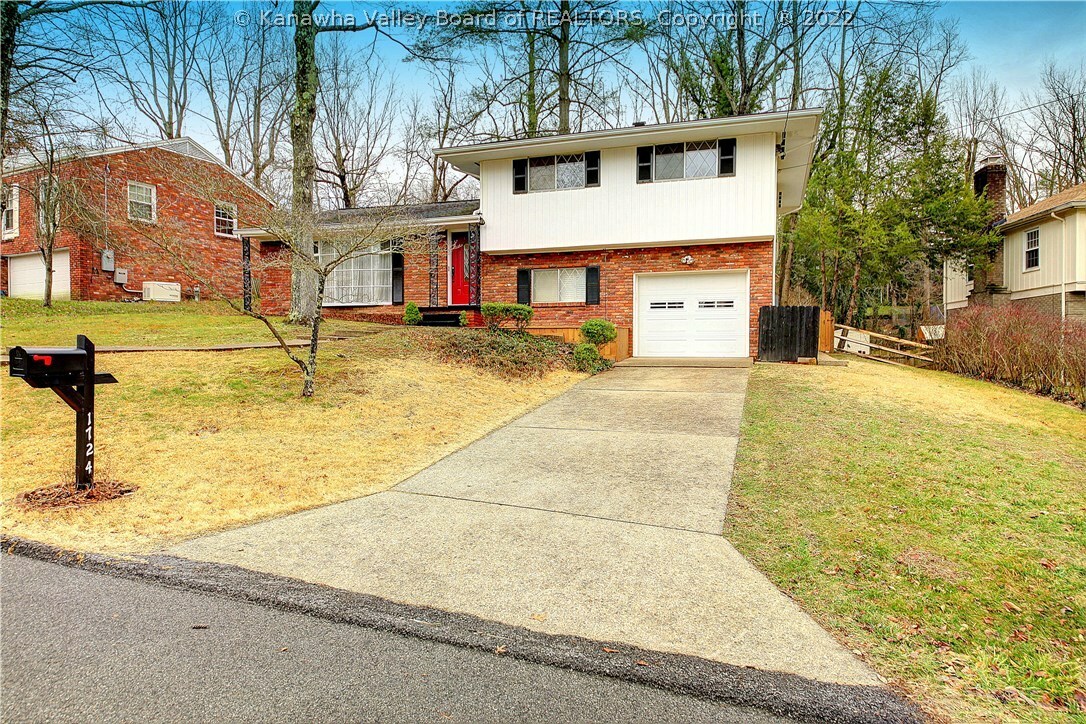 Property Photo: 1724 Rolling Hills Circle WV 25314