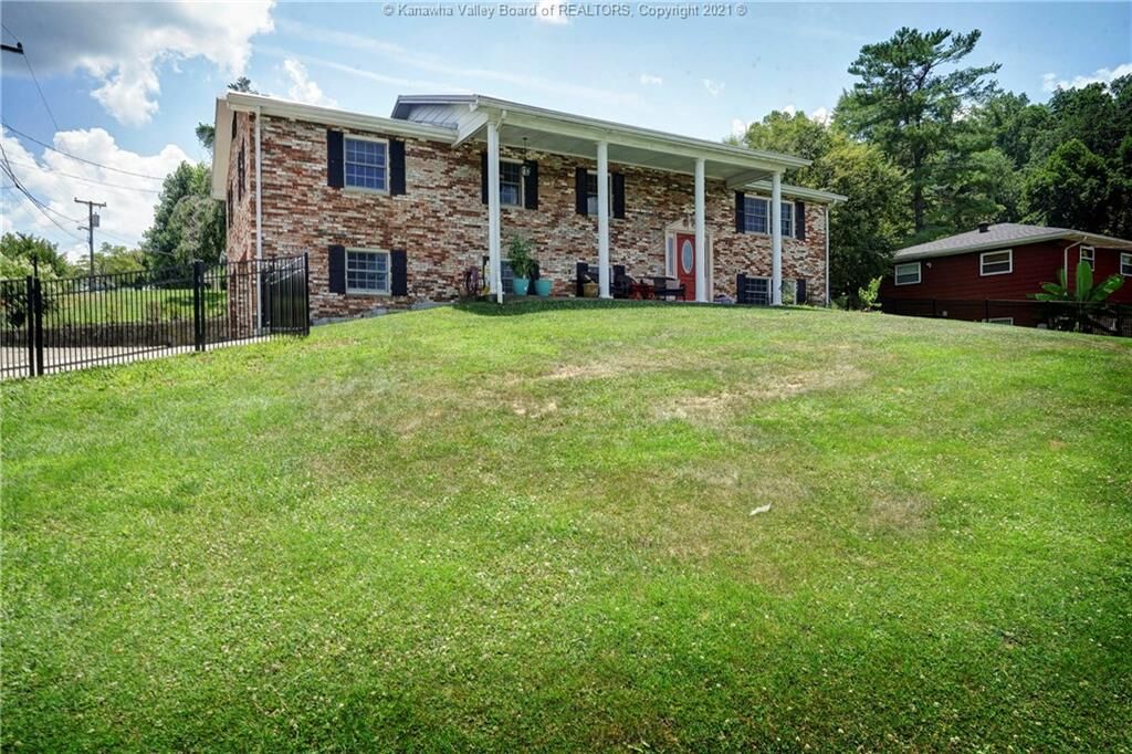 Property Photo:  1815 Pinewood Drive  WV 25320 