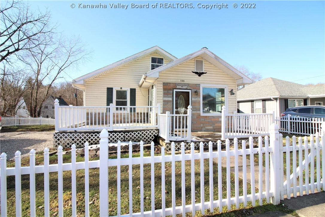 Property Photo: 109 Pennsylvania Avenue N WV 25177