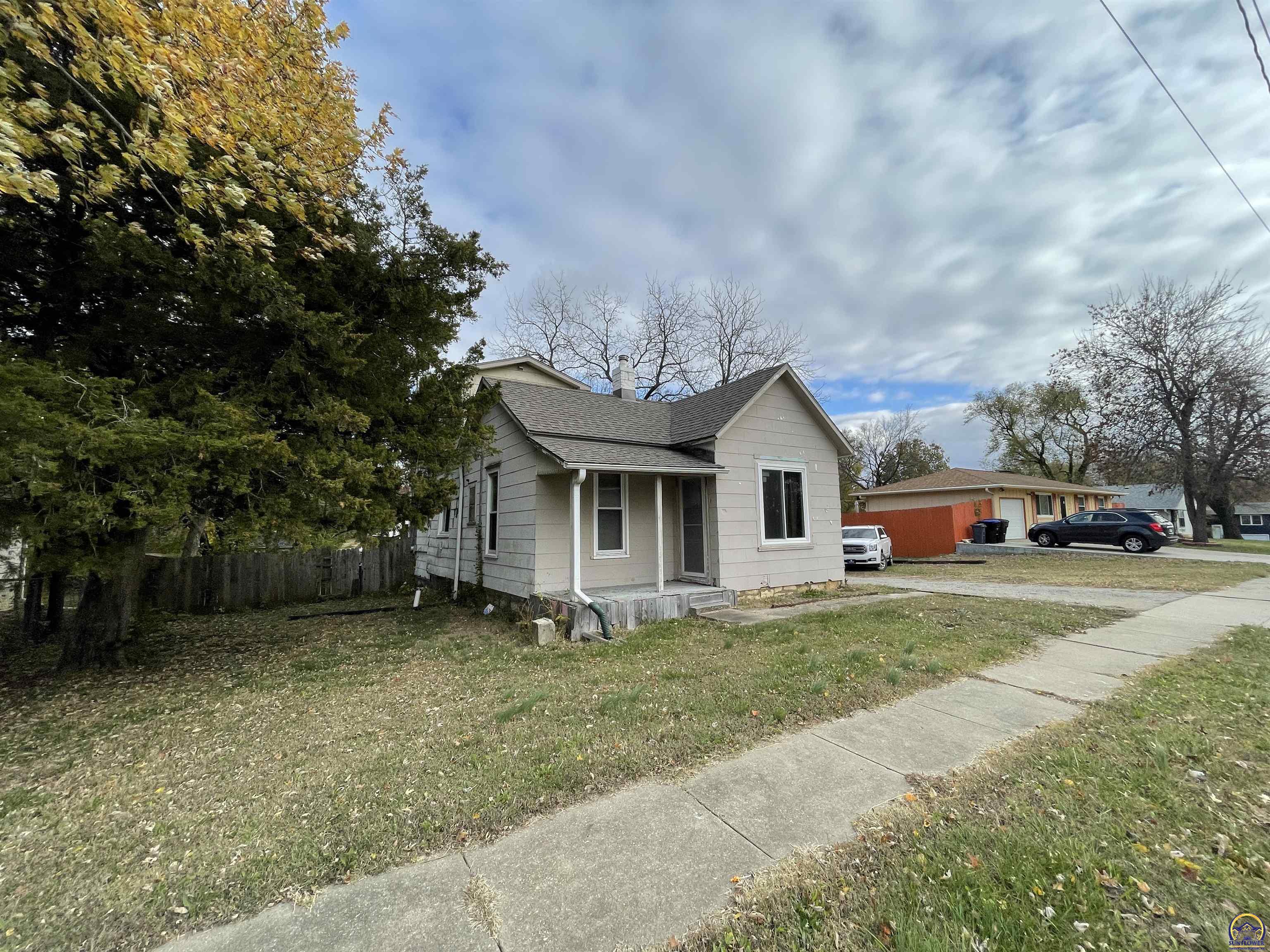 Property Photo: 2226 SE Adams St KS 66605