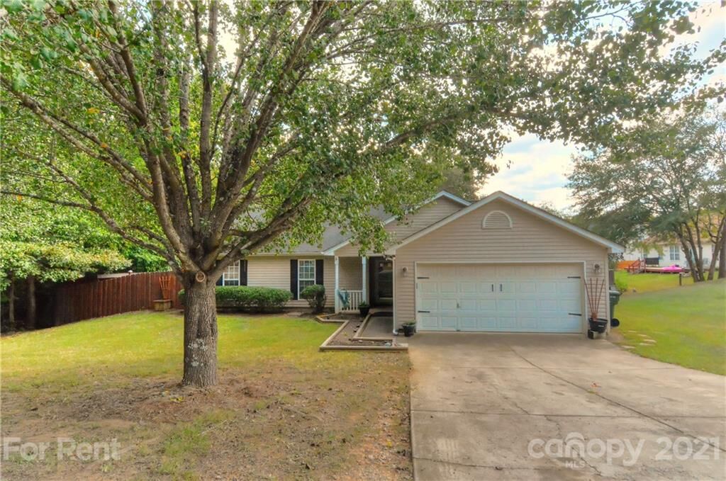 Property Photo:  208 Southcliff Drive  NC 28173 