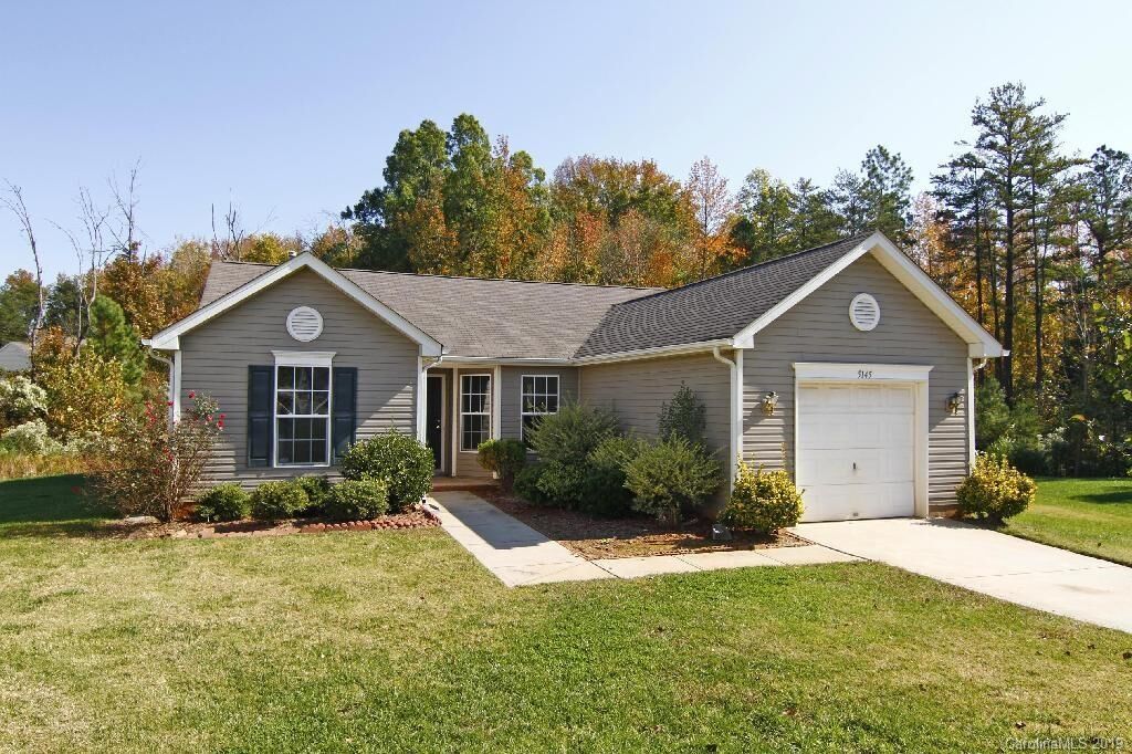 Property Photo: 5145 Burnaby Court NC 28269