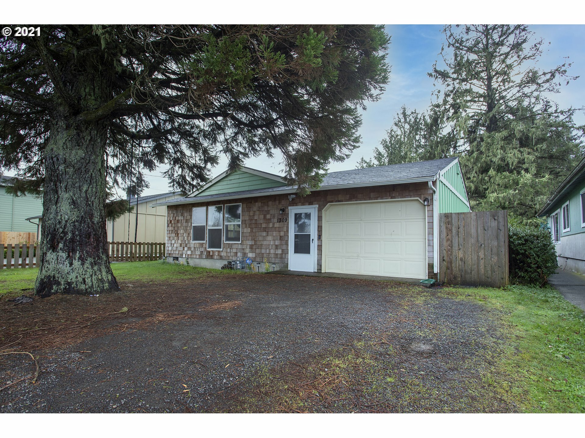 Property Photo:  1309 Avenue A  OR 97138 