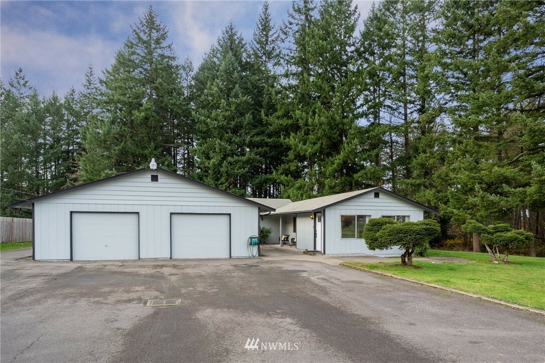 Property Photo:  23520 94th Avenue E  WA 98338 