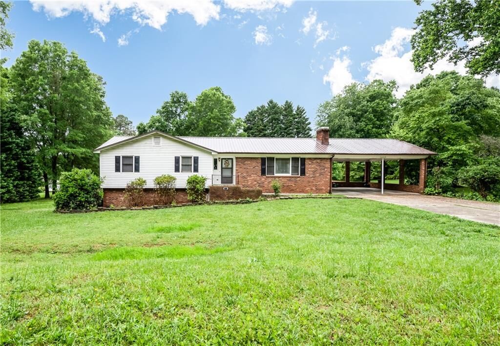 Property Photo:  1669 Nottingham Drive  NC 28658 