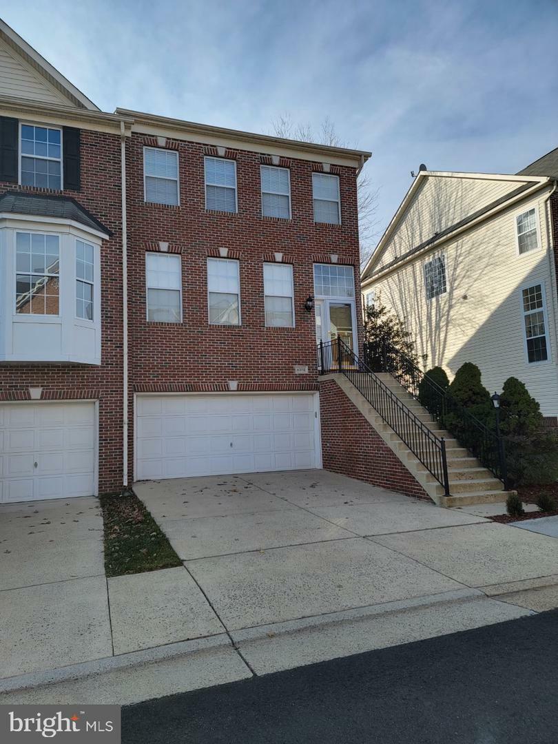 Property Photo: 43113 Forest Edge Square VA 20148