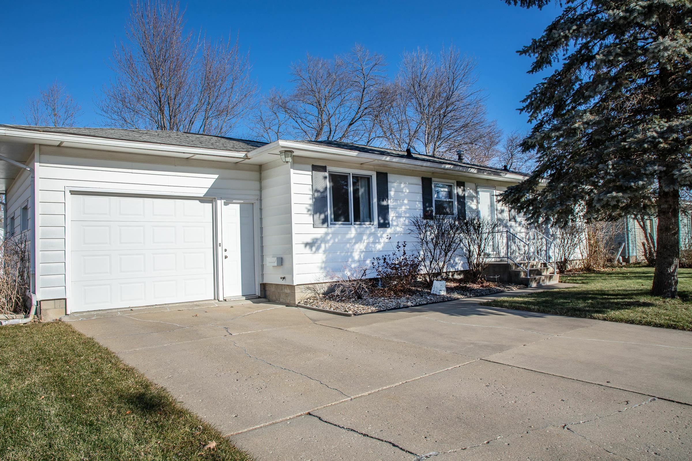 Property Photo:  812 12th Ave NW  IA 50677 