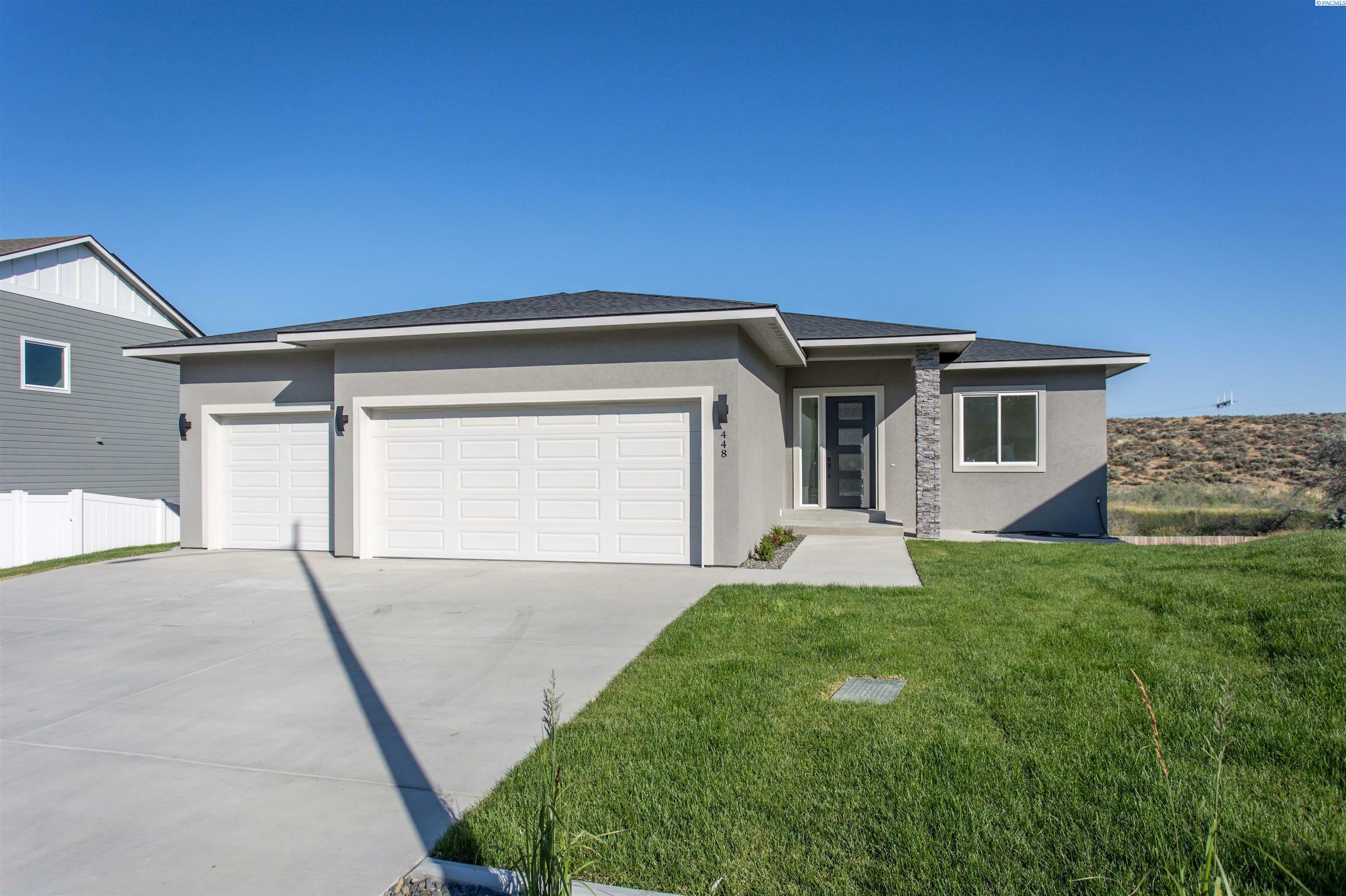 Property Photo:  448 Piper St  WA 99352 