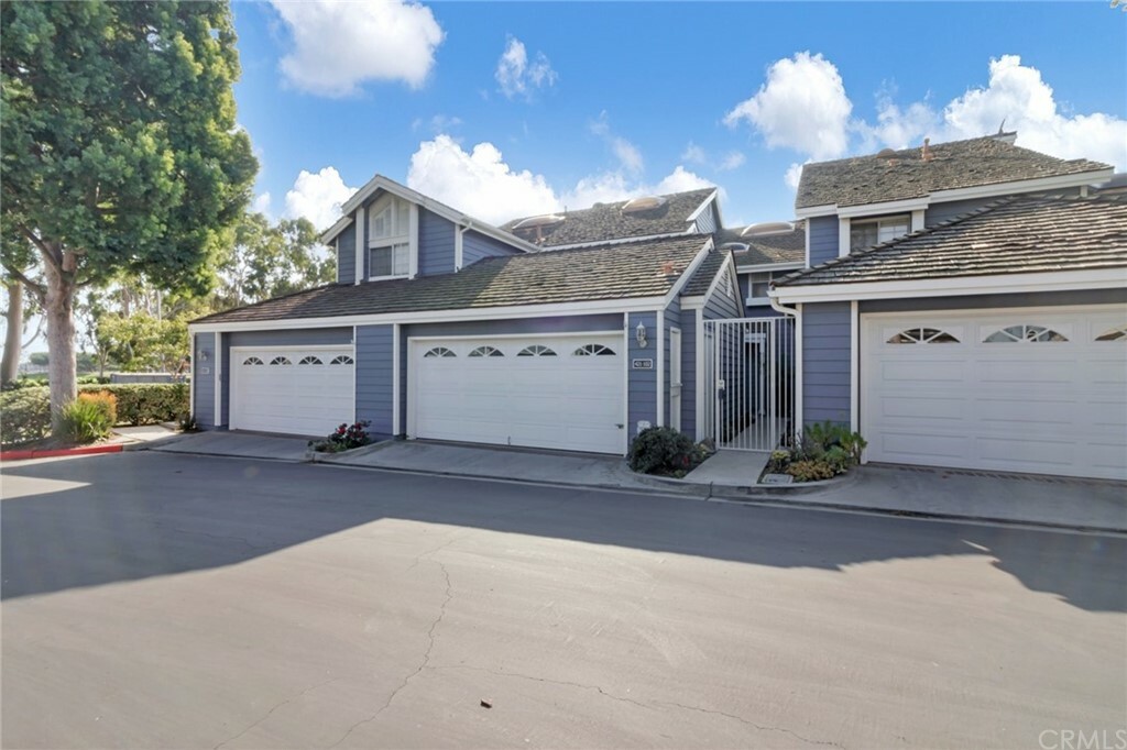 Property Photo: 421 Burlington Court 102 CA 90803