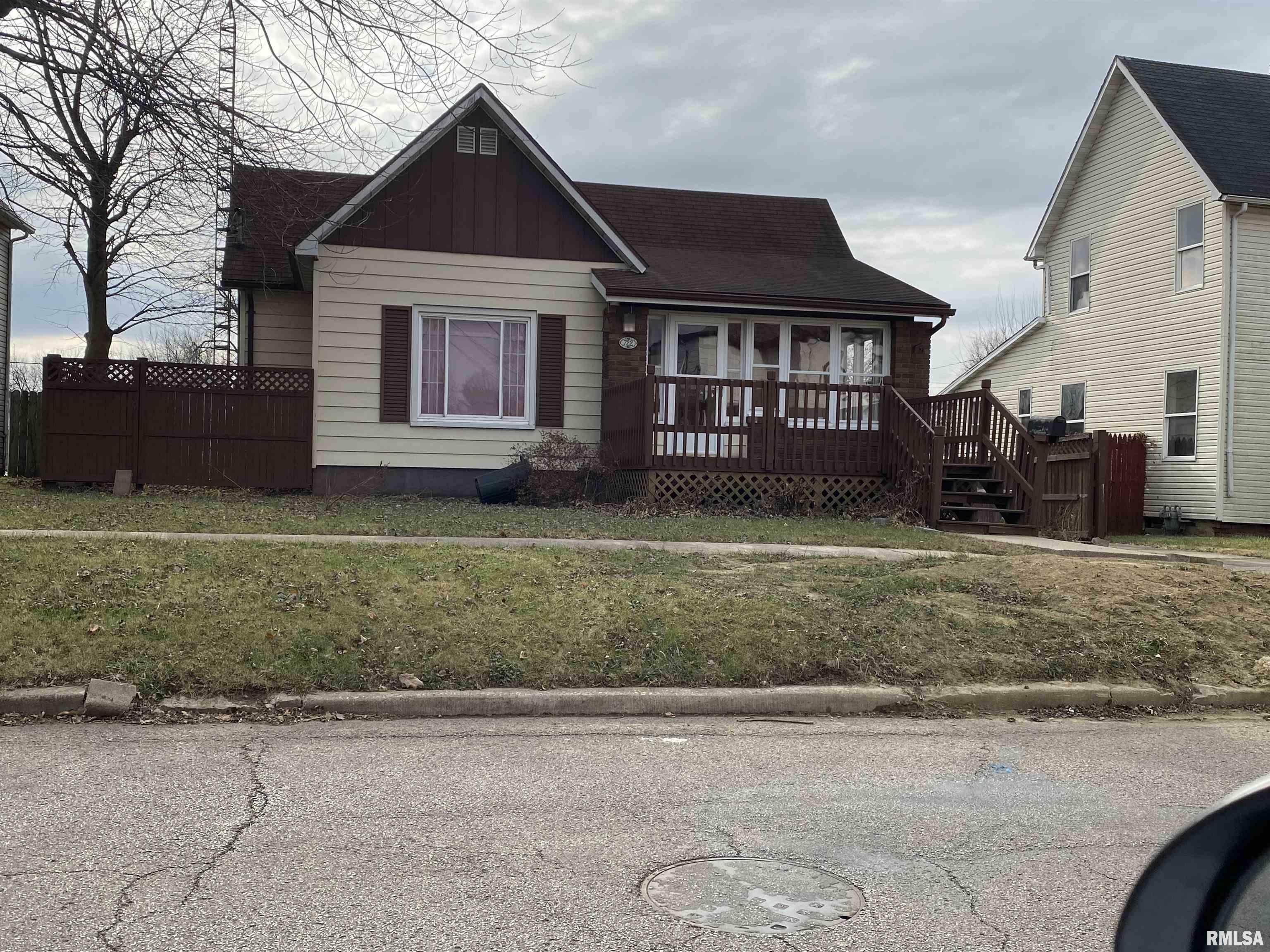 722 E Walnut  Canton IL 61520 photo