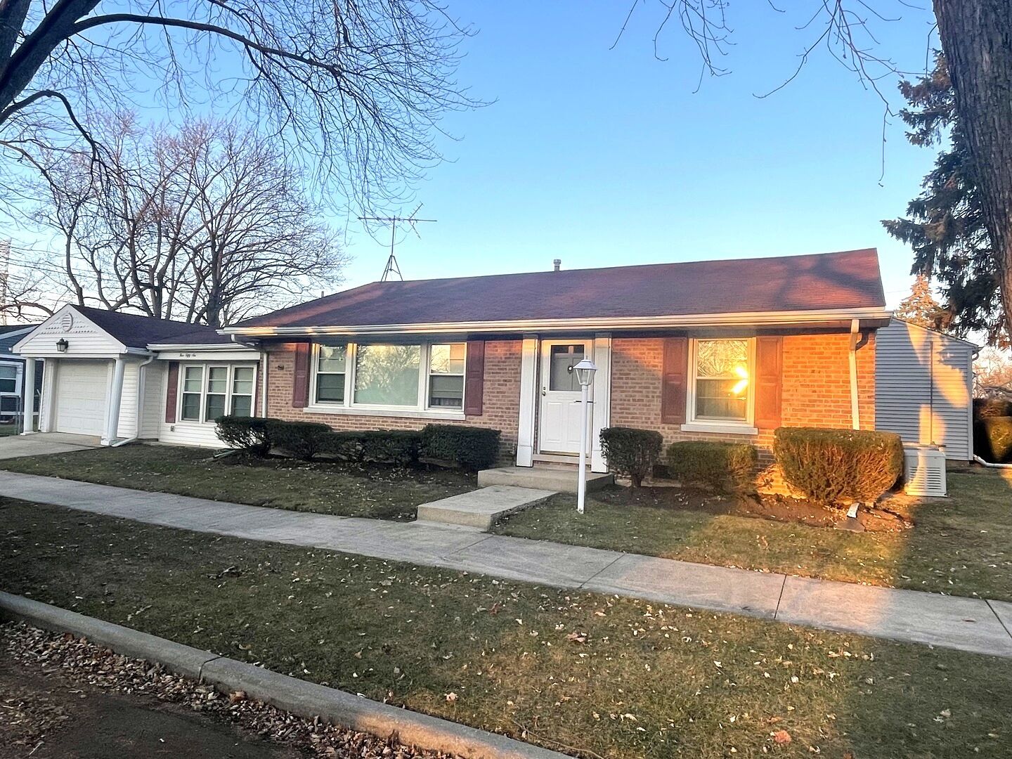 Property Photo:  556 Crestwood Drive  IL 60016 