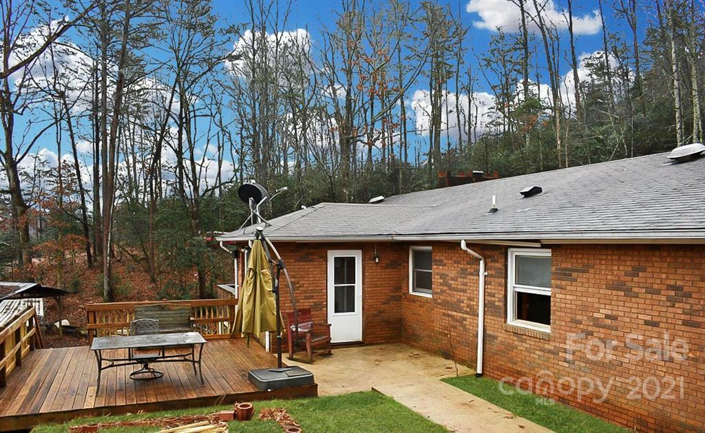 Property Photo:  585 Bull Walker Road  NC 28762 