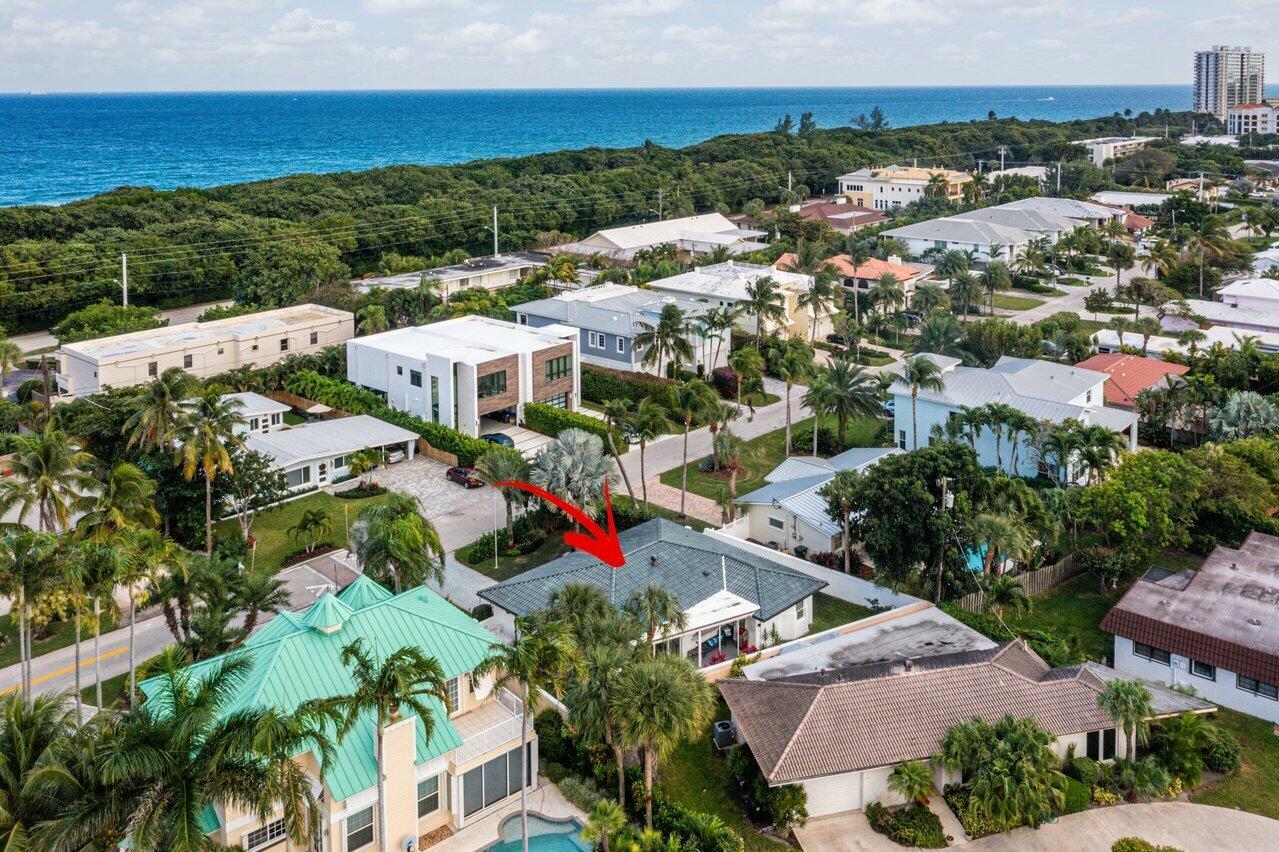 Property Photo: 575 NE Wavecrest Way FL 33432