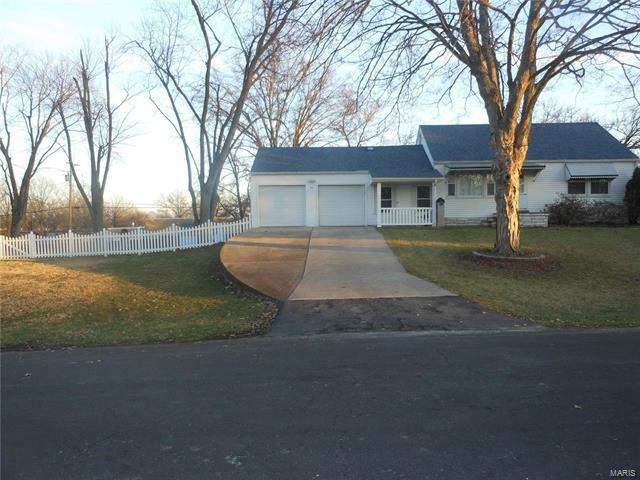 Property Photo: 22 Estes Pkwy 63125