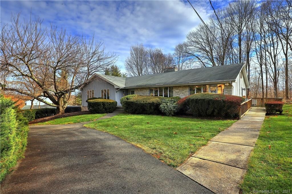 Property Photo: 611 Brownstone Ridge CT 06451