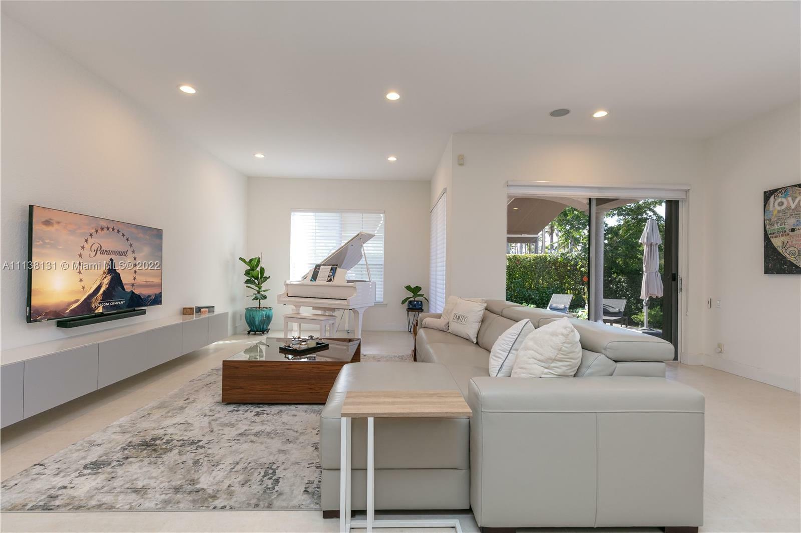 Property Photo: 966 S Harbor Vw S 966 FL 33019
