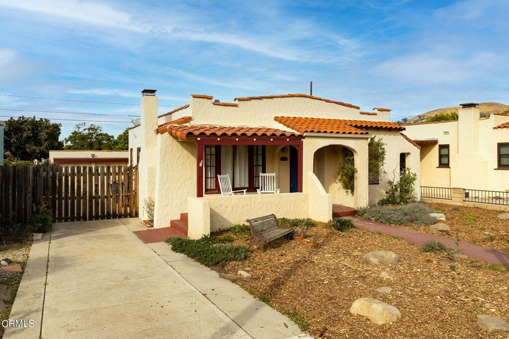 Property Photo:  199 S Catalina Street  CA 93001 