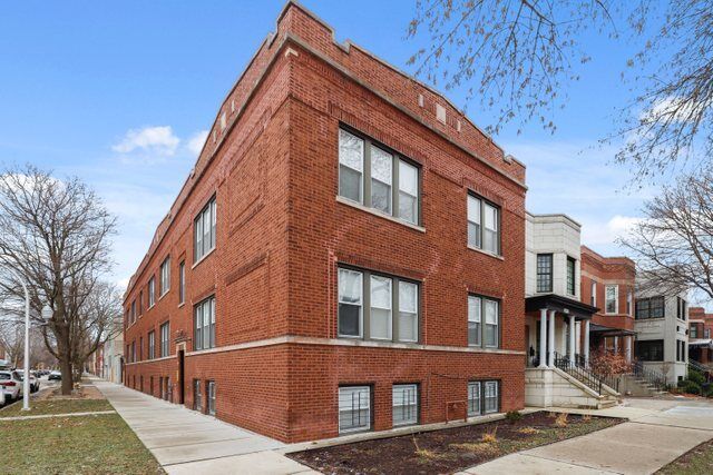 Property Photo: 2321 W Waveland Avenue 2 IL 60618