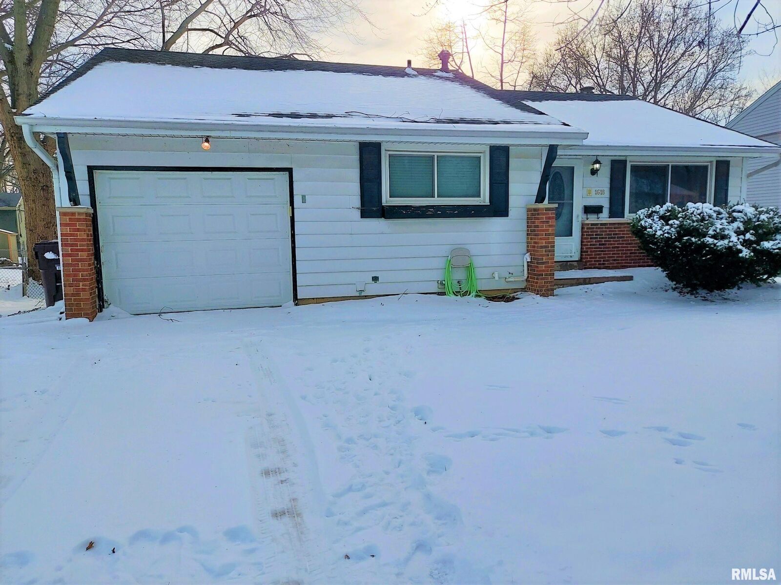 Property Photo:  1618 W Oakglen  IL 61614 