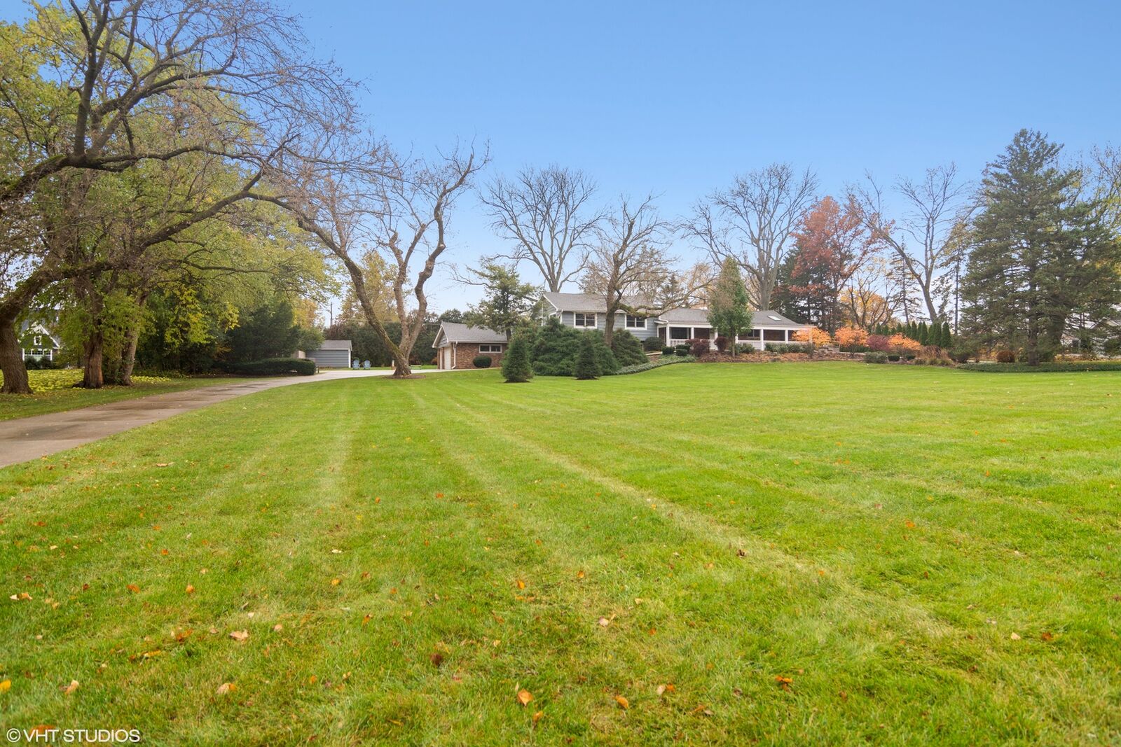 Property Photo: 1601 Banbury Road IL 60067