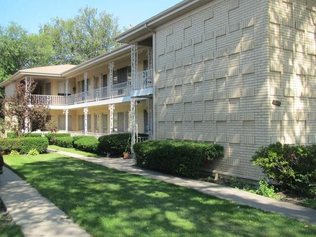 Property Photo:  725 Busse Highway 4  IL 60068