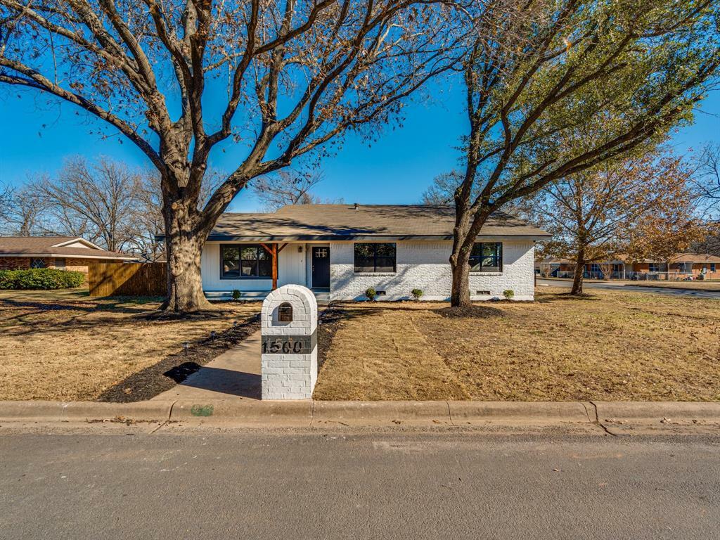 Property Photo: 1500 Ridgecrest Drive TX 76065