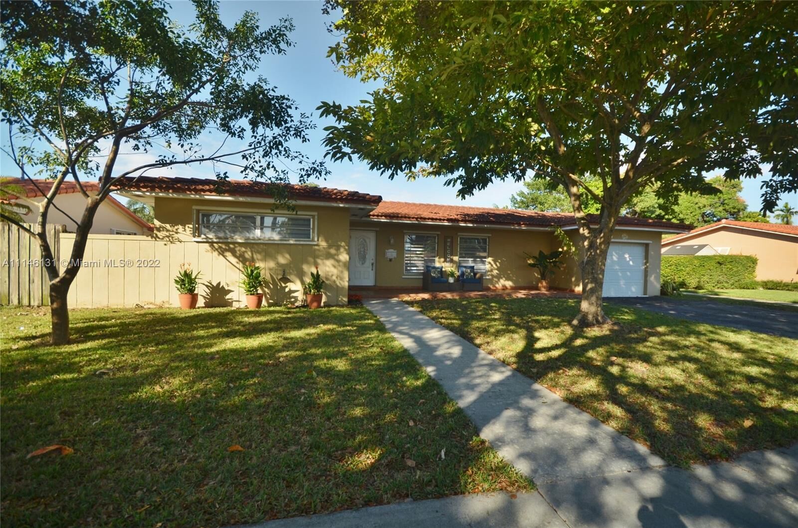 Property Photo: 14100 Alamanda Ave FL 33014