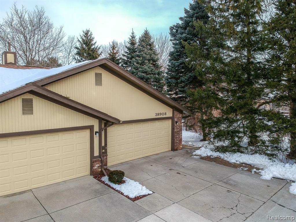 Property Photo:  38908 Windmill Pointe E  MI 48038-5108 