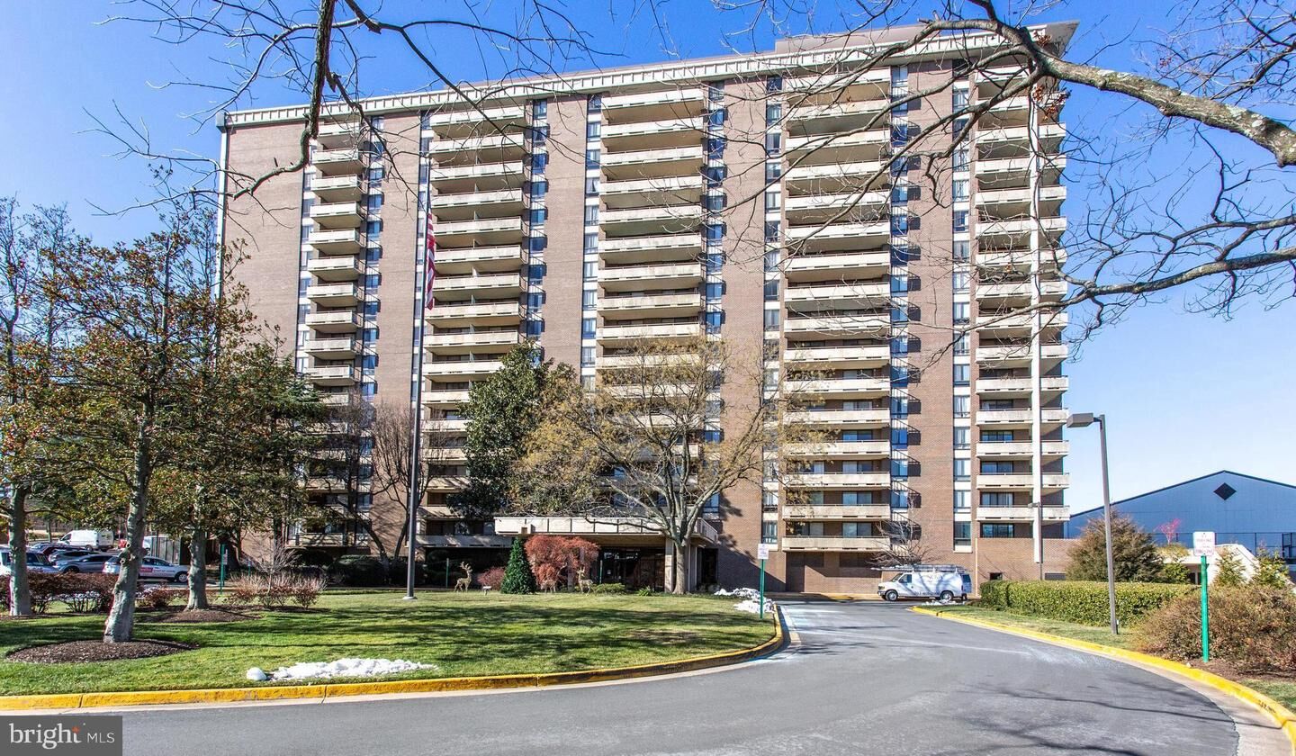 Property Photo: 1800 Old Meadow Rd 1403 VA 22102