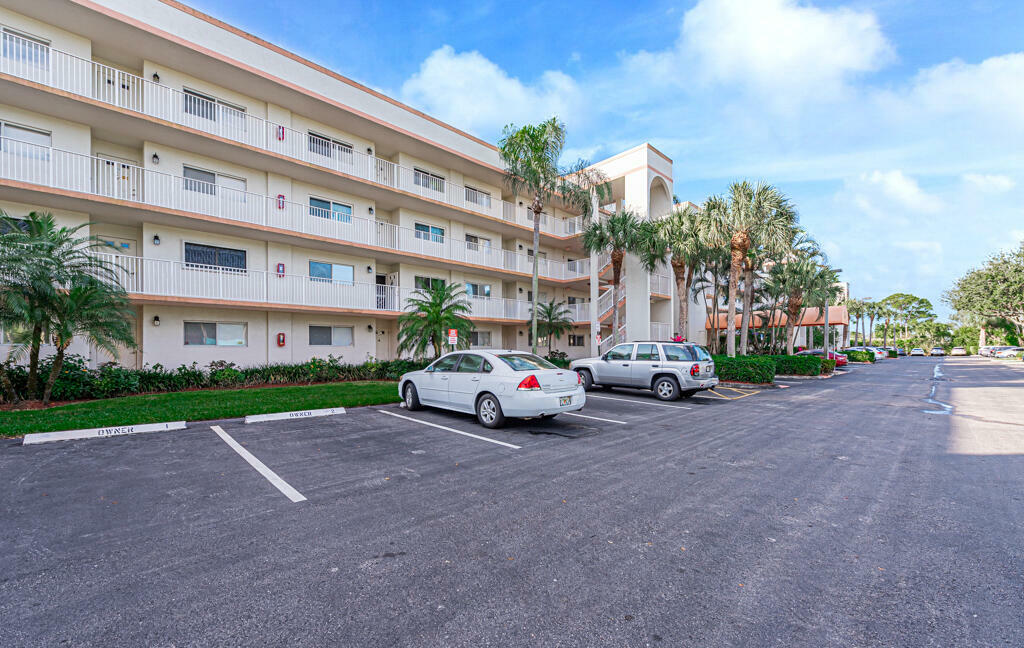 Property Photo: 4734 Lucerne Lakes 405 Boulevard E 405 FL 33467