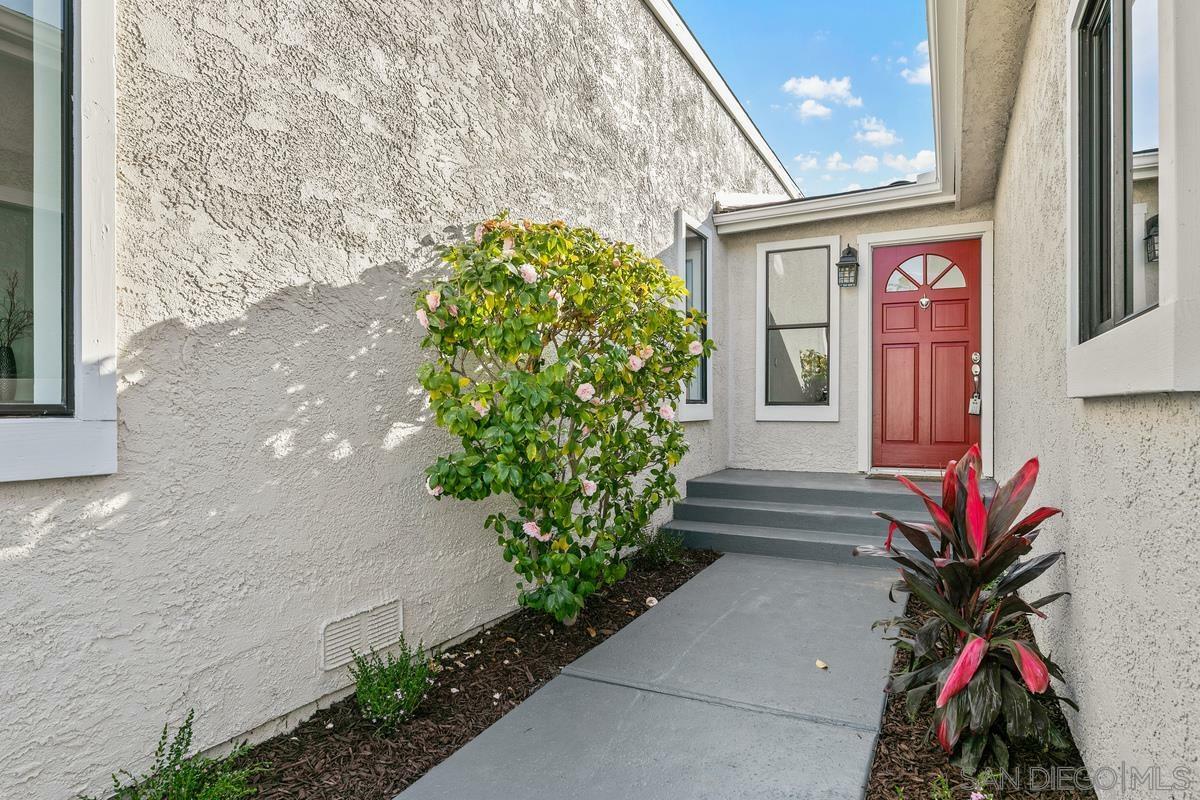 Property Photo:  1044 Badger Way  CA 92081 