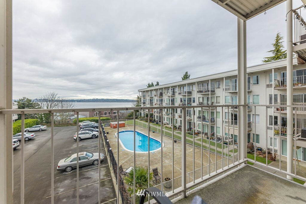Property Photo: 201 2nd Street S 312 WA 98033