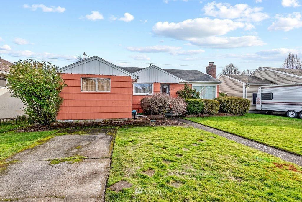 Property Photo:  510 19th Avenue  WA 98632 