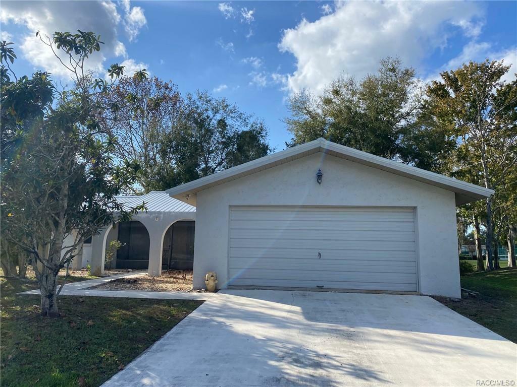 Property Photo:  1144 N Country Club Drive  FL 34429 