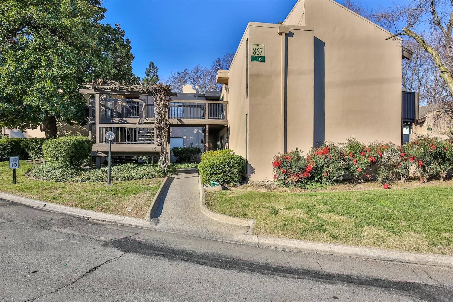 Property Photo:  867 Woodside Ln E 2  CA 95825 