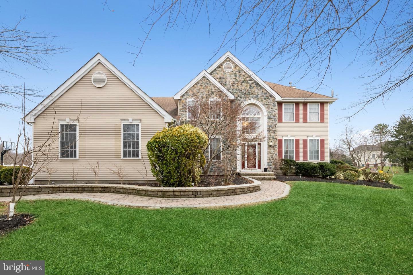 Property Photo:  7 Willow Court  NJ 08512 