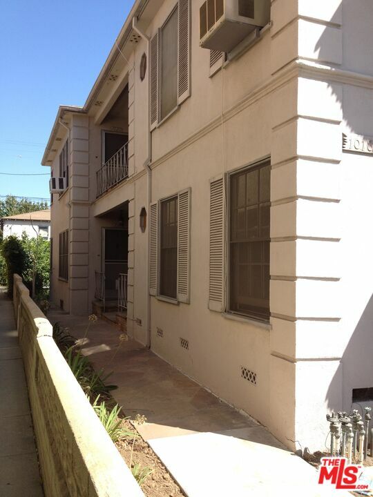 Property Photo:  1022  S Wooster St  CA 90035 