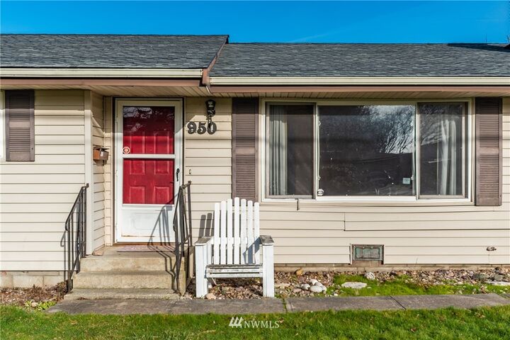 Property Photo:  950 SE 6th Avenue  WA 98277 