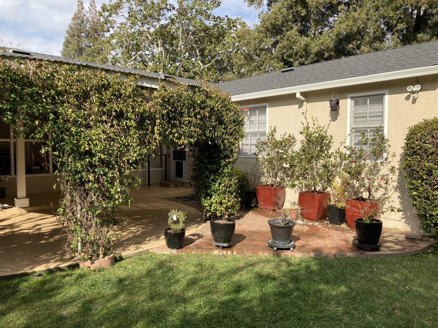 Property Photo:  1147 Windsor Way  CA 94025 