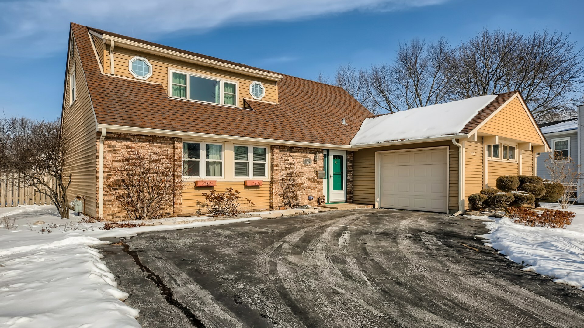 Property Photo: 1710 Park Drive IL 60194