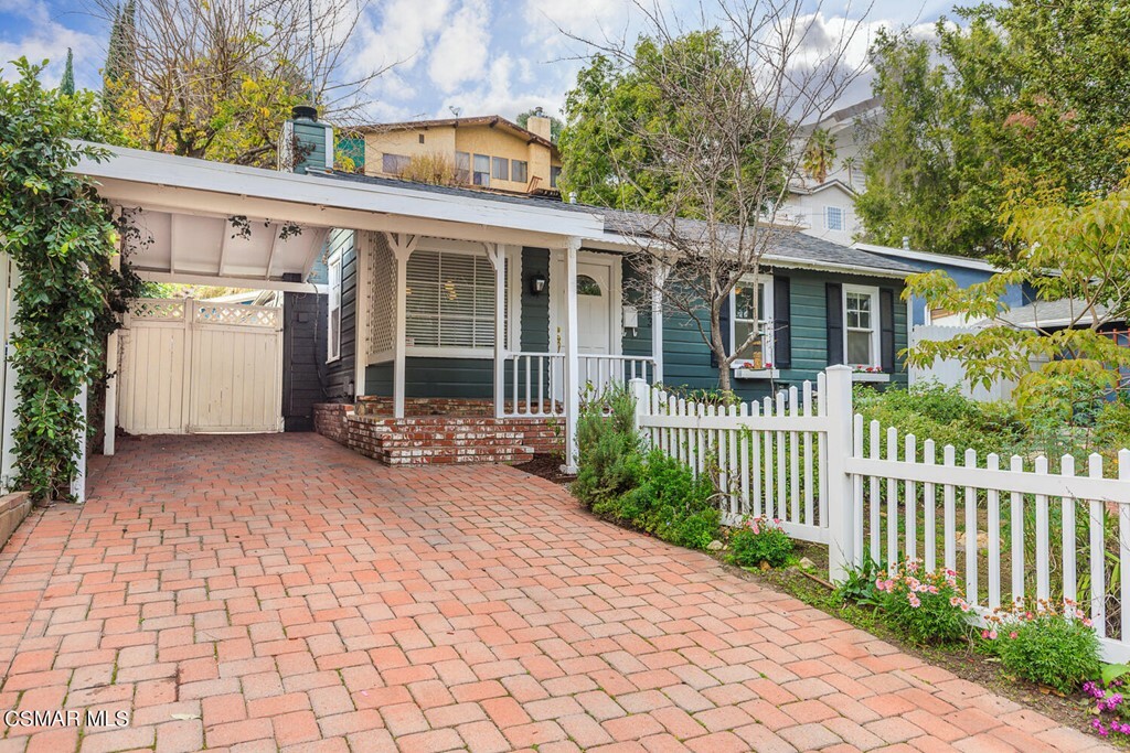 Property Photo:  5233 Tendilla Avenue  CA 91364 